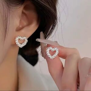 Vintage Silver Heart Stud Earrings – 2025 Trendy Geometric Wave Metal Jewelry 🤍